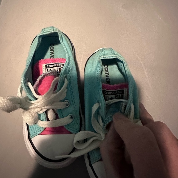 Converse Toddler Shoes Size 6 Excellent Condition - Picture 2 of 5
